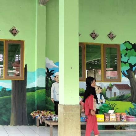 PEMDES Bawahan Seberang Berikan Lukisan Mural Hiasi Dinding Sekolah TK TP AL-QUR'AN Nurul Ikhlas